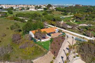 an overhead view of a large house with a yard at Casa Mimao in Albufeira
