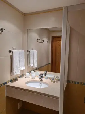 a bathroom with a sink and a large mirror at Vilamoura, Moura Praia in Quarteira