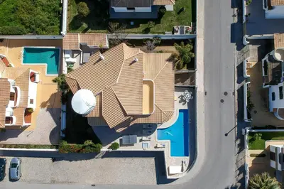 an overhead view of a house with a swimming pool at Villa Brisa do Mar in Galé