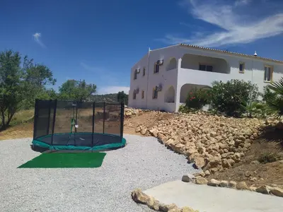 a house with a basketball hoop in front of it at Pérola de Sandy in Paderne