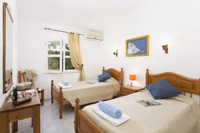 a bedroom with two beds and a window at Villa Animado by Villa Plus in Albufeira
