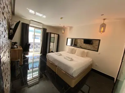 a small bedroom with a bed and a window at AL Barbinha in Faro