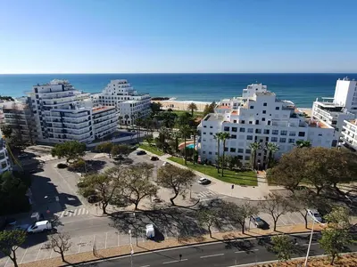 an aerial view of a city and the ocean at Apartamento Margarita in Quarteira