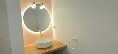 a bathroom with a mirror and a white sink at Villa charmosa V3 junto à praia e à Marina de Vilamoura in Quarteira
