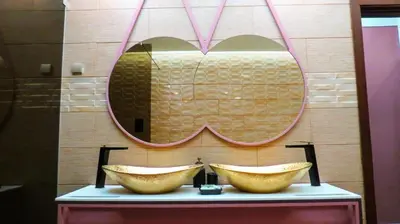 a bathroom with two sinks and a large mirror at Happy House Comfort Plus in Faro