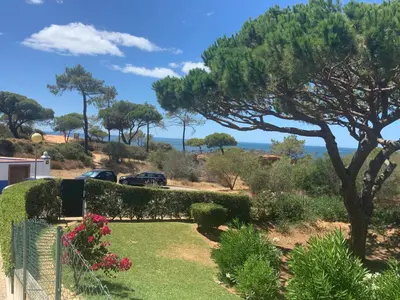 a garden with a fence and a tree at Praia da Falésia Alfa Mar Albufeira in Olhos de Água
