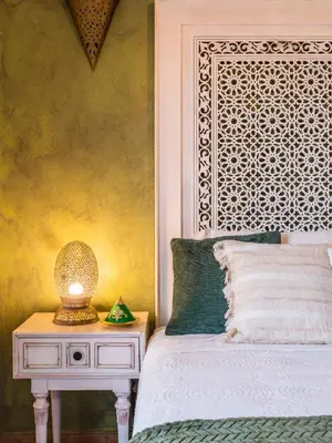 a bedroom with a bed and a table with a lamp at Villa Galé Sun - Luxury, 5bed with free wifi, AC, private pool, 5 min from the beach in Guia