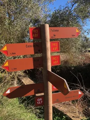 a sign with many arrows on a pole at Boutique Hotel - Casa Esteval in Rocha Amarela