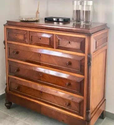 a wooden dresser with four drawers and a bowl on top at Casa dos Retratos Faro in Faro