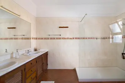a bathroom with two sinks and a shower at Casa da Alfarrobeira in Loulé