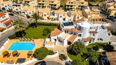 an aerial view of a house with a swimming pool at Villux - Vila Enar-6 quartos, ideal para familias in Albufeira