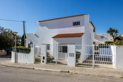 a white house with a white fence at Villa dos Netos in Albufeira