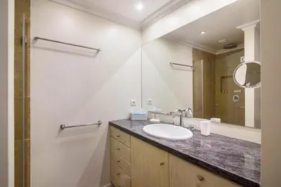 a bathroom with a sink and a mirror at Apartamento Malick by Sunnyway in Branqueira