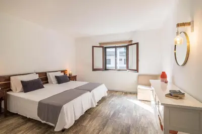 a bedroom with a bed and a desk and a window at Apartamento Patrick by Sunnyway in Albufeira