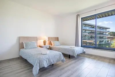 a living room with a tv and a couch and a table at Appartement Luxueux dans un site Exceptionnelle Vilamoura in Vilamoura
