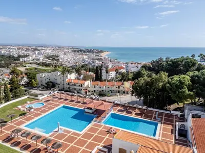 a bathroom with a white sink and a shower at Appartement Chaleureux et Lumineux Proche Mer in Albufeira