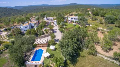 an aerial view of a house with a swimming pool at Stilvolles Architekten-Cottage mit Pool in Boliqueime