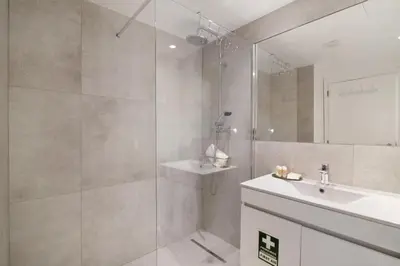 a bathroom with a shower and a sink at Apartamento Max Tropical by Sunnyway in Albufeira