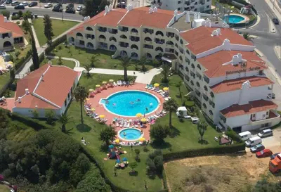 an aerial view of a resort with a swimming pool at Apartamento Max Tropical by Sunnyway in Albufeira