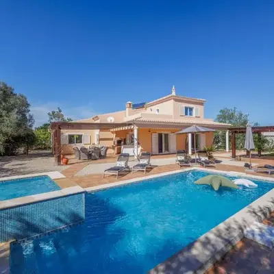 Stunning Countryside Villa w Private Garden & Pool