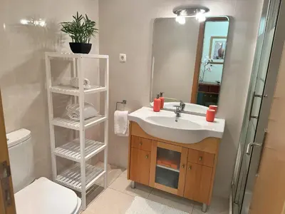 a kitchen with a washing machine and a dishwasher at Charmant appartement, calme avec vue piscine, 1km de la plage, Olhos de Água in Albufeira