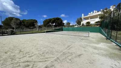 a park with trees and a building in the background at Charmant appartement, calme avec vue piscine, 1km de la plage, Olhos de Água in Albufeira