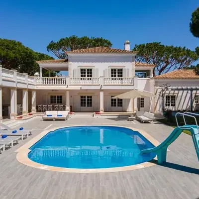 Portuguese mansion close to marina