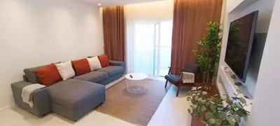 a living room with a couch and a tv at 211 Apartamento moderno com vista para a piscina no centro da cidade in Albufeira