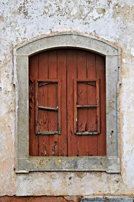 an old wooden door on the side of a building at Sonho Azul in Albufeira
