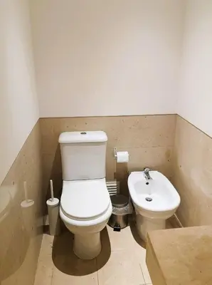 a bathroom with a toilet and a sink at RESIDENCE GOLF CLUB 415 in Quarteira