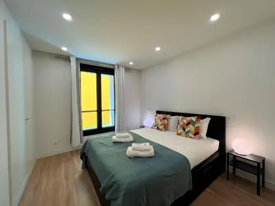 a bedroom with a bed with two towels on it at Faro Design 4 by Homing in Faro