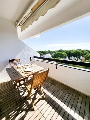 a patio with a table and chairs on a balcony at T1 Tenis Golf Mar- Marina de Vilamoura- Piscina in Vilamoura