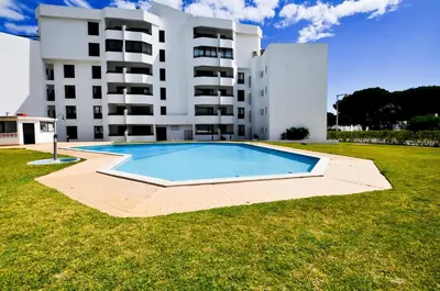 a large swimming pool in front of a building at T1 Tenis Golf Mar- Marina de Vilamoura- Piscina in Vilamoura