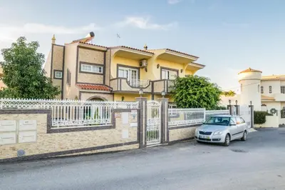 a car parked in front of a house at T1 Anastacio in Albufeira