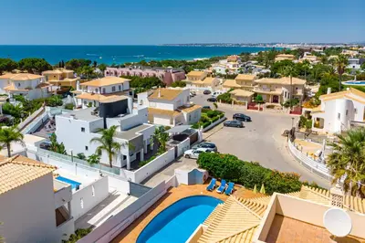 an aerial view of a villa with a swimming pool at Villa Ocre in Galé
