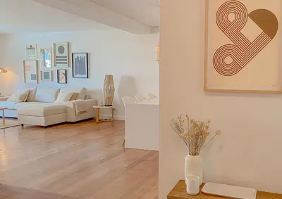 a living room with a couch and a vase of flowers at YES! Incrível Vista Piscina T2 HsR Vilamarina in Vilamoura