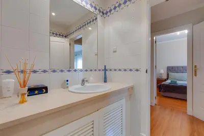 a bathroom with a sink and a mirror at JAZZ & SILVIA - Moderno & Central apenas a 5 min da praia dos Pescadores in Albufeira