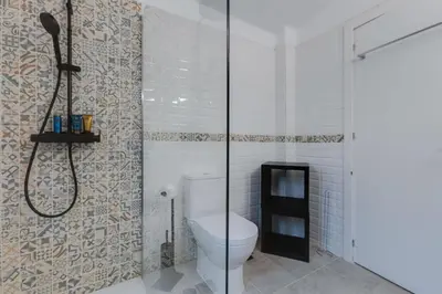 a bathroom with a toilet and a shower at CASA NINI - Apart para 6 com AC e a 100 m da praia Mónica Isabel in Albufeira