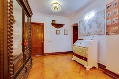a dressing room with a dresser and a mirror at À dos Reis in Faro