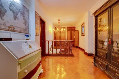 a living room with a wooden floor and a hallway at À dos Reis in Faro