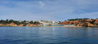 a large body of water with a city in the background at Timi's House - Espaçoso apartamento a 350 m da praia e centro da cidade velha in Albufeira