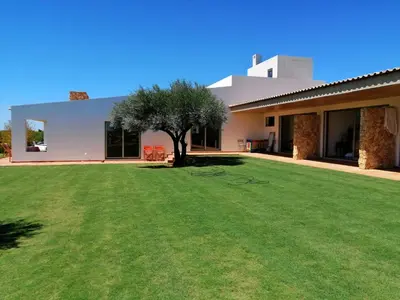 a bedroom with a bed and a large window at Casa do Cabeçudo in Faro