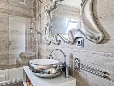 a bathroom with a bowl sink and a mirror at Villa Stefy by Bedzy in Galé