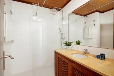 a bathroom with a sink and a mirror at Apartamento Joyce by Sunnyway in Albufeira