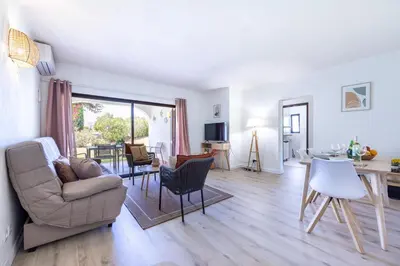 a living room with a couch and chairs at Muito Sol in Albufeira
