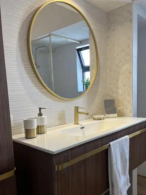 a bathroom with a sink with a large mirror at Apartamento Diago in Albufeira