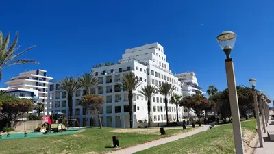 a balcony with palm trees and the beach at Apartamento Kélyfos Beach by feriascomsol in Quarteira