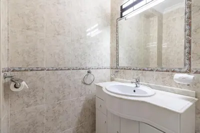 a bathroom with a sink and a mirror at Apartamento King in Vilamoura