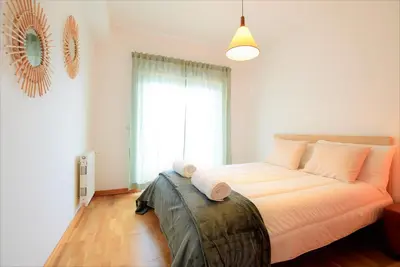 a bedroom with a bed and a window at Marina de Albufeira T2 até 6 pax Com Piscina e Vista Marina in Albufeira