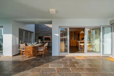 a dining room and kitchen with a table and chairs at Villa L in Galé